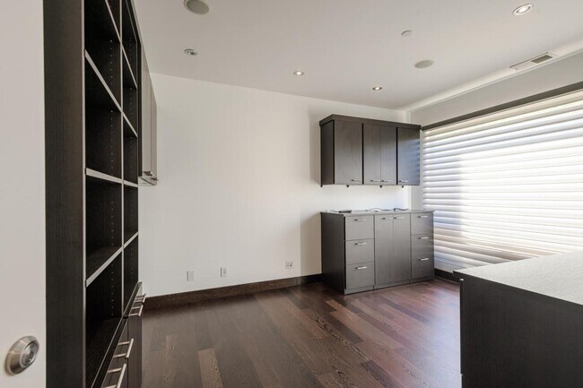 Building Photo - 2510 Skyfarm Dr