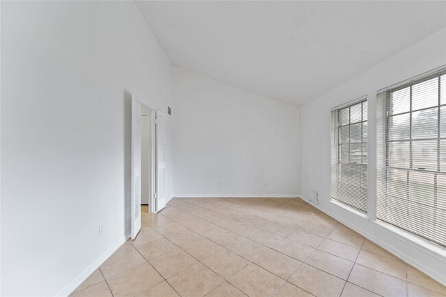 Building Photo - 4927 Glendower Dr