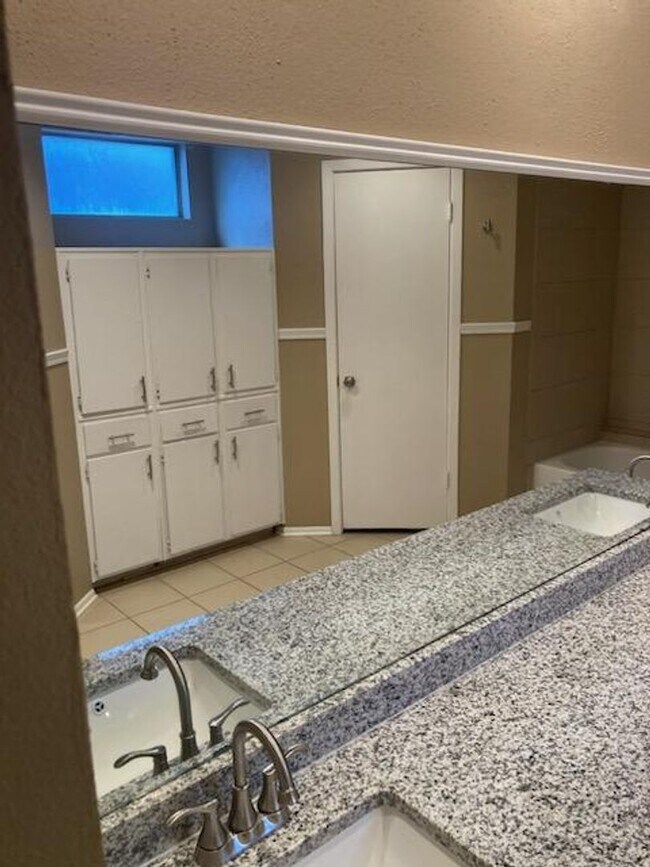 Building Photo - Spacious open concept ranch - pets allowed