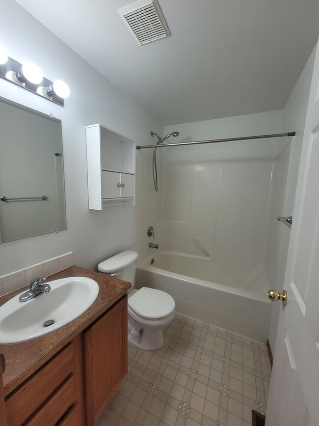 Building Photo - NOVEMBER RENT FREE - 4 Bedroom House in Ep...