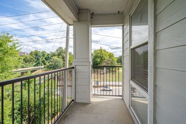 Building Photo - 600 13th St E