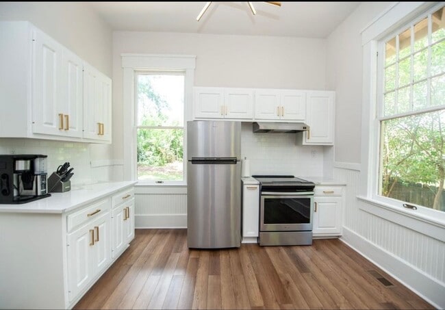 Building Photo - Historic Charm Meets Downtown Living!