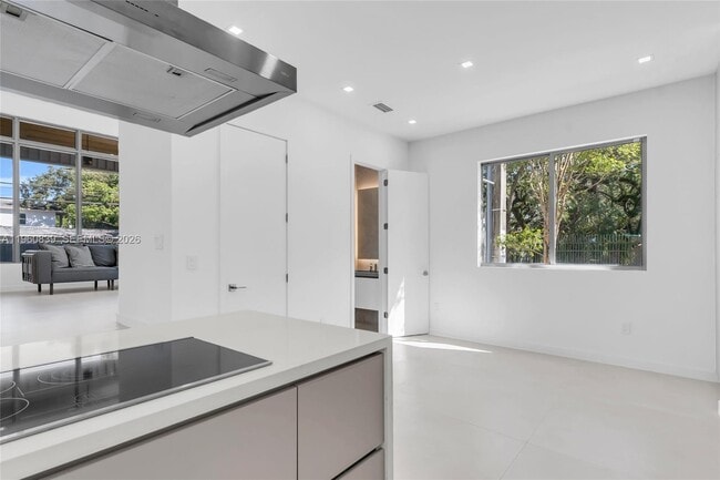 Building Photo - 3204 Plaza St