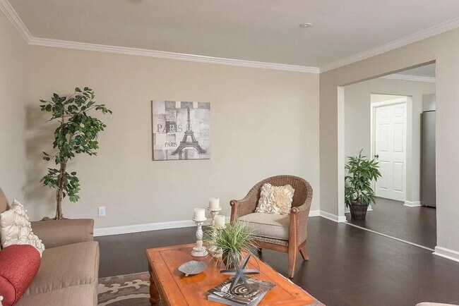 Building Photo - Cozy 2BR Home —1 minute from North Shore / Downtown