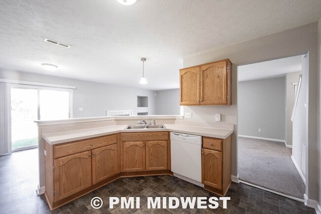 Building Photo - Great 3 Bedroom 2.5 Bathroom Home on the upper east side of Indy!