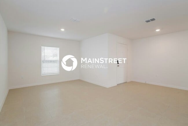 Building Photo - 4 Bedroom Pet-Friendly Home in Mascotte, FL with Main Street Renewal