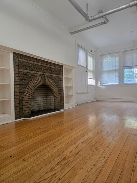 Building Photo - 858 N Hoyne Ave