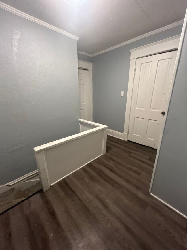 Building Photo - 3 bedroom 2 bathroom house
