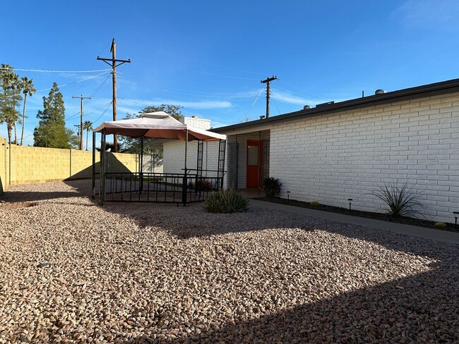 Building Photo - Scottsdale, 3 bed, 2 bath, 2 car garage, 1...