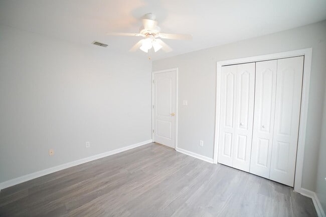Building Photo - 1060 Kingdom Dr