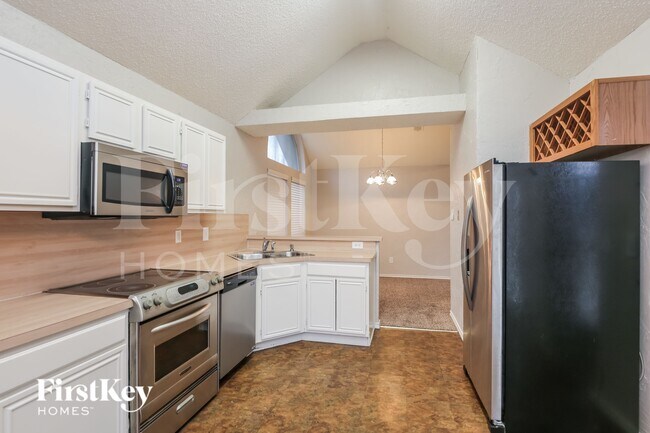 Building Photo - 136 Woodcreek Dr