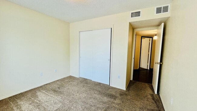 Building Photo - 5600 Mesa Ridge Rd NW