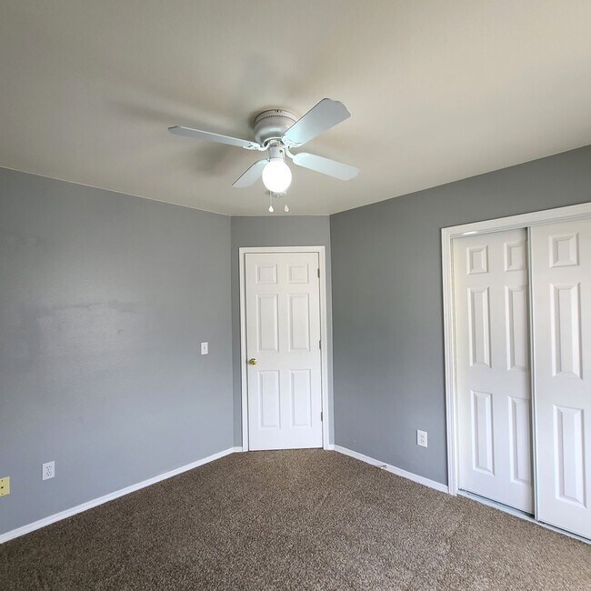 Building Photo - Beautiful home in Briargate Fairfax - D20 - ready to move in NOW!