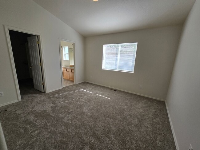 Building Photo - Spacious 4 bedroom home