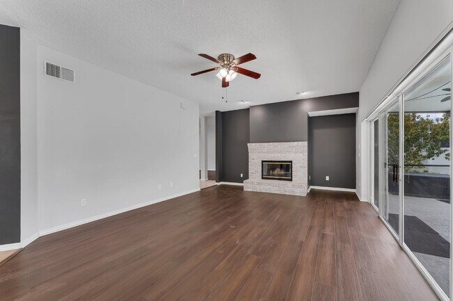 Building Photo - Spacious 6-bedroom, 3-bathroom and pool Tu...
