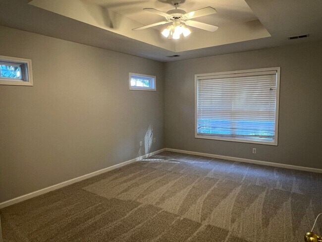 Building Photo - Three Bedroom Home in Pinecrest with Garage