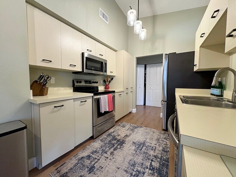 Building Photo - 2840 W Rainbow Cir