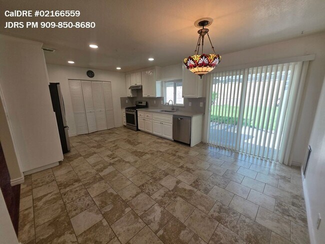 Building Photo - Ontario 3 Bedroom Home