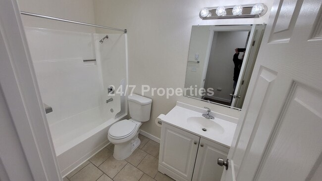 Building Photo - Remodeled 1BD I 1BA Apartment - Sandy