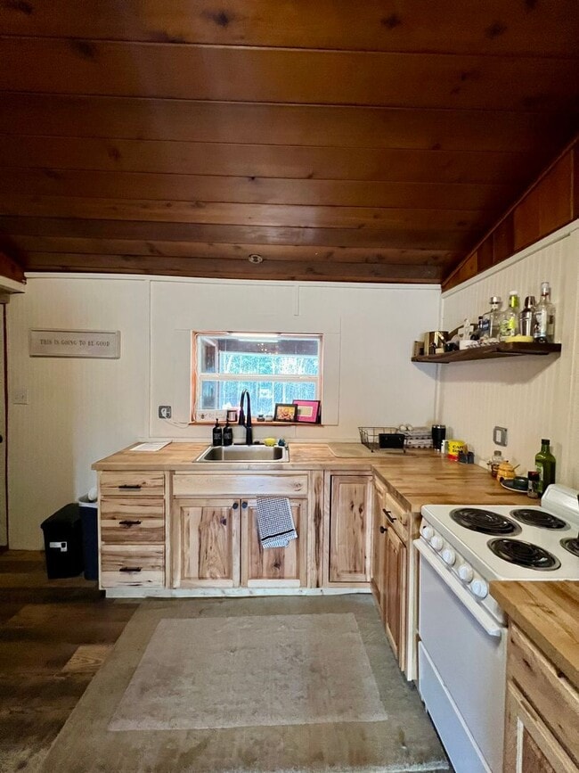 Building Photo - Charming 2-Bedroom Home in Moose Creek – D...