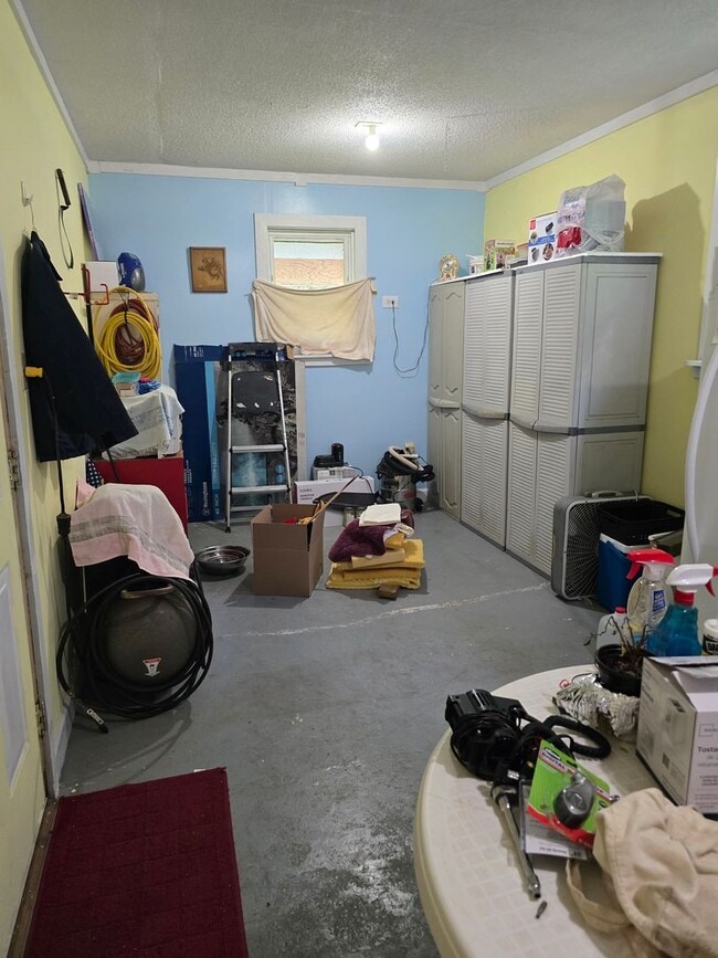Building Photo - Cozy Home