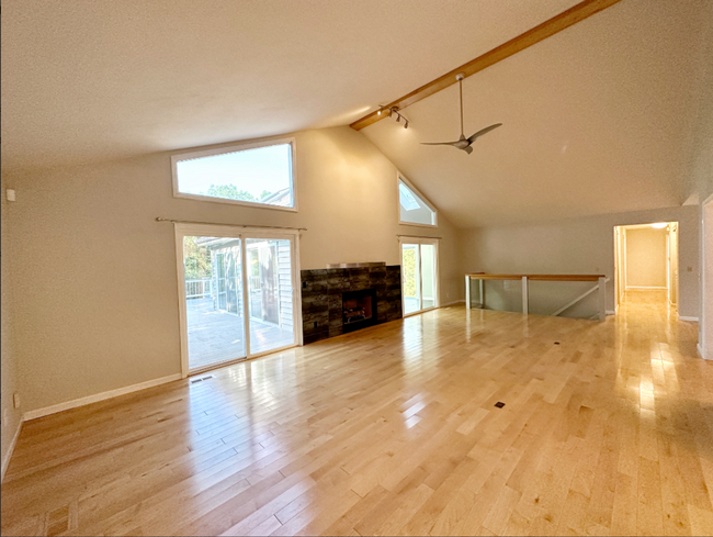 Building Photo - Elegant 4-Bedroom Home in Beautiful Lake S...
