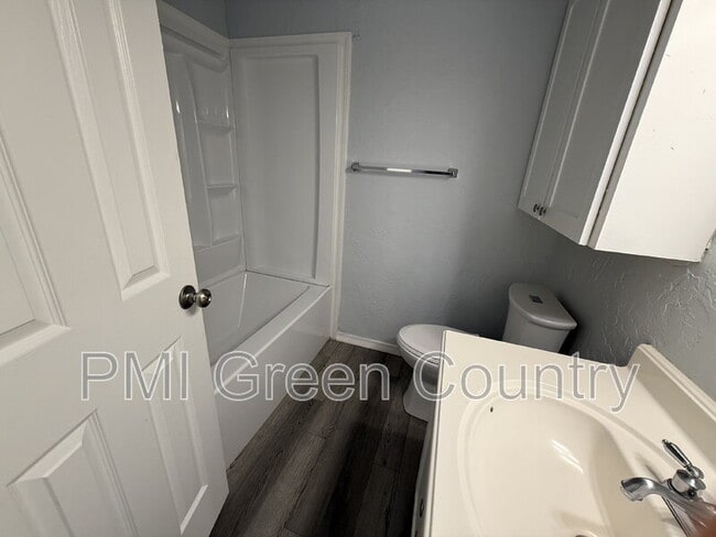 Building Photo - 232 S Indianola St