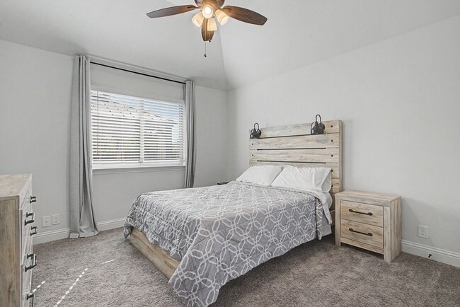 Building Photo - Beautifully Maintained Home on Greenbelt!