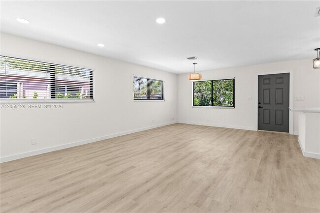 Building Photo - 328 SW 11th Ave