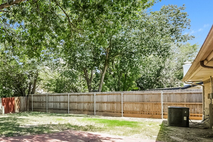 Building Photo - 3400 Meadowmoor St