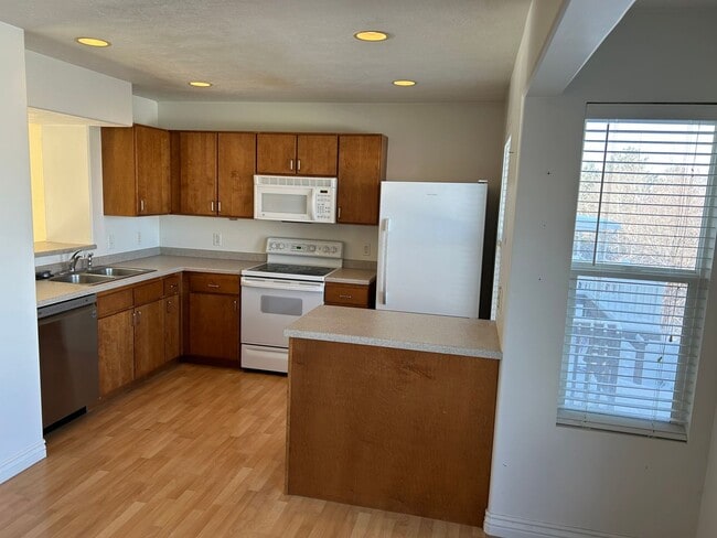Building Photo - Great 2 Bed 2.5 Bath Draper Bench Condo