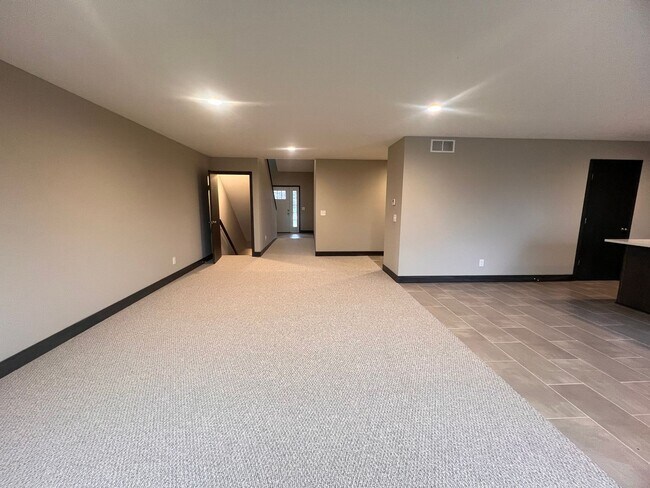 Building Photo - Four Bedroom Duplex in Caledonia!