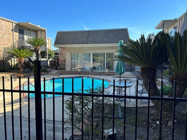 Building Photo - 5550 N Braeswood Blvd