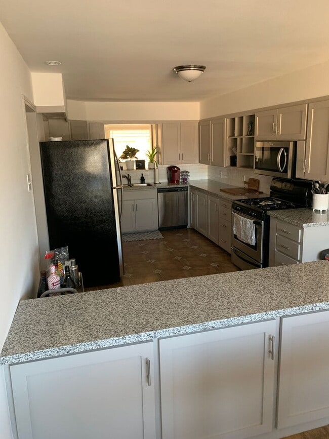 Building Photo - Pre Leasing for fall 2026! 3/2 in Medical District