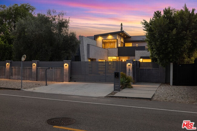 Building Photo - 5365 Vanalden Ave