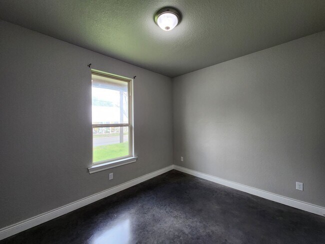 Building Photo - LOCATION! Walk to Torrey Park / Close to NB Downtown & Gruene / No Carpet / NBISD