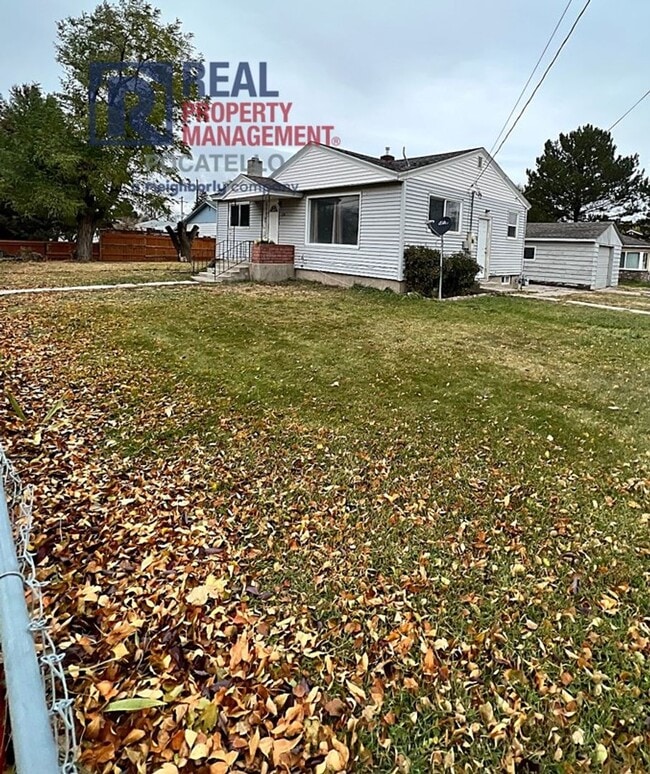 Building Photo - 4 bedroom 2 bath - 1 Car Detached Garage -...
