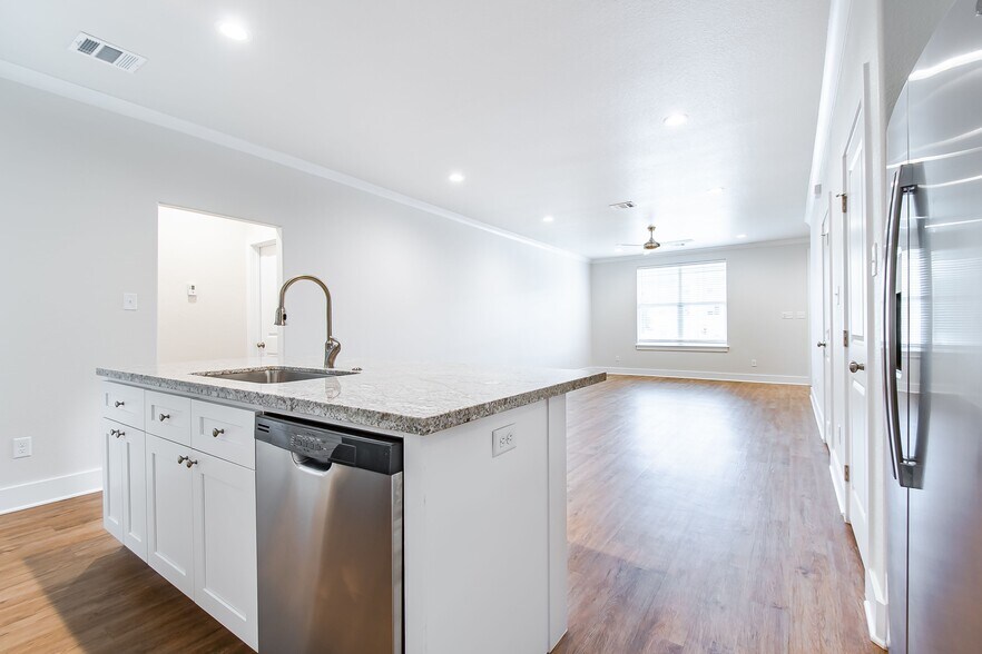 Building Photo - 511 Dominik Dr