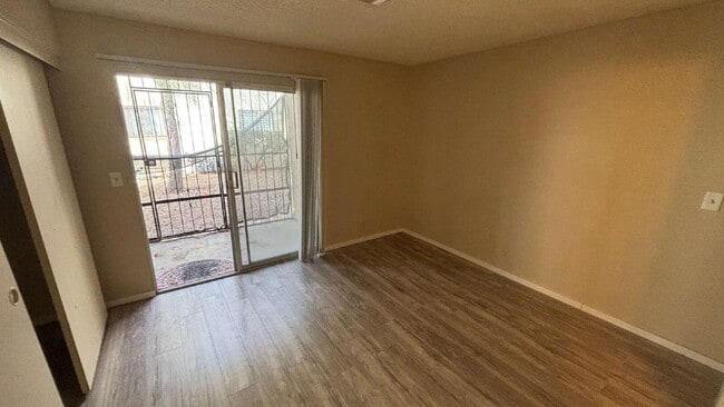 Building Photo - First Floor 2-bed, 2-bath, no carpet here!