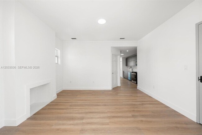 Building Photo - 403 SW 12th Ave