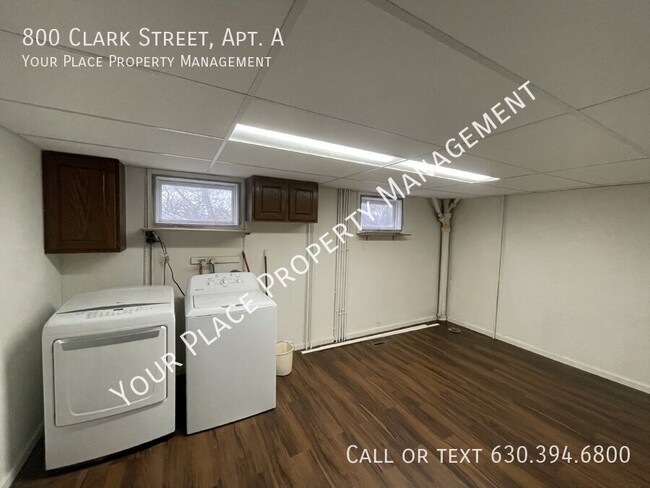 Building Photo - HUGE, REMODELED 3BR, 1BA with in unit wash...