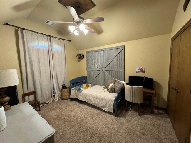 Building Photo - Executive Living in Moore Schools! 3 bedro...