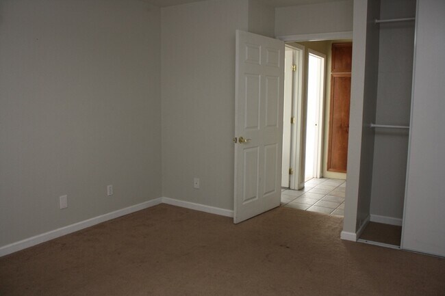 Building Photo - Fabulous 3 bedroom 2 bathroom Big Back Yard