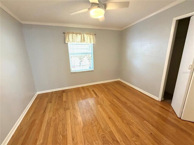 Building Photo - 516 Northmoor Ave N