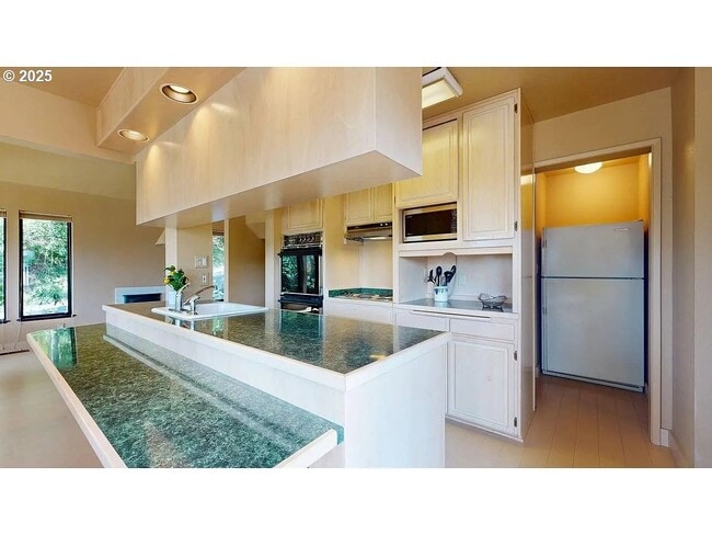 Building Photo - 17265 Mountain Dr