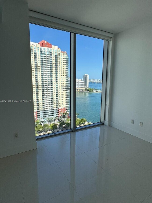 Building Photo - 1300 Brickell Bay Dr