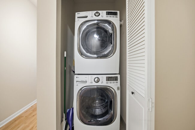 Building Photo - 1200 W Monroe St