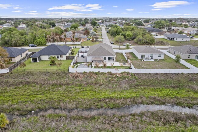 Building Photo - 681 SW Millard Dr