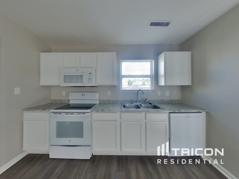 Building Photo - 3215 Brandenburg Dr
