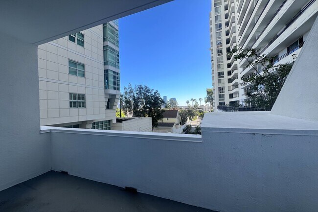 Building Photo - 10390 Wilshire Blvd